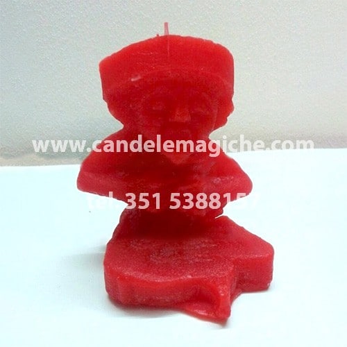 candela a forma di statuetta di argagù di colore rosso
