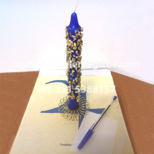 candela blu con incenso incastonato