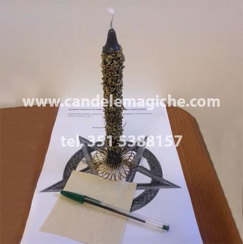 candela esoterica con erbe e polveri magiche