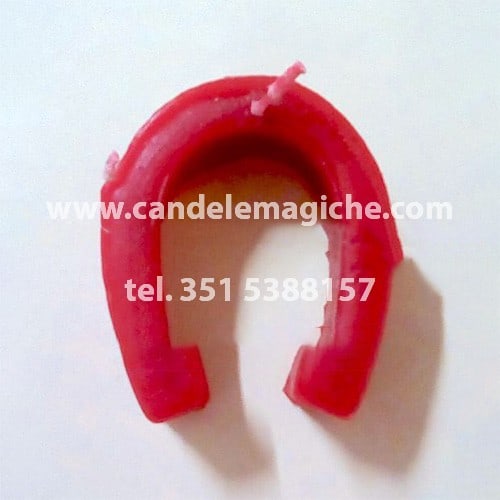 candela a forma di ferro di cavallo di colore rosso