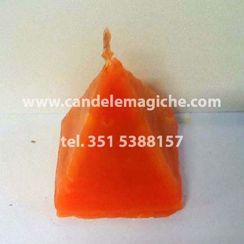 candela artigianale a forma di piramide di colore arancione