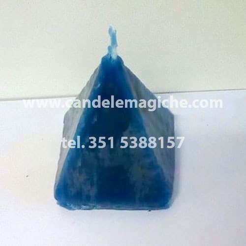 candela artigianale a forma di piramide di colore azzurro