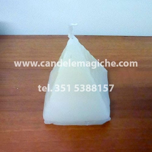 candela a forma di piramide bianca