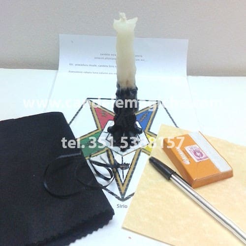 candela di sirio bianca e nera per rito di creazione ostacoli e separazioni