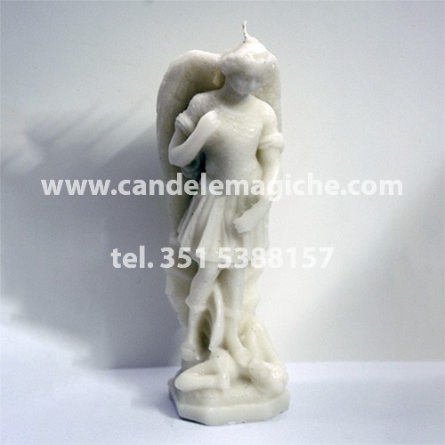 candela raffigurante la statuetta di san michele