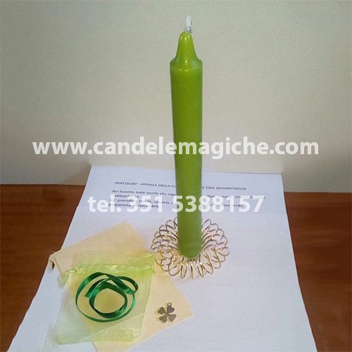 candela verde con talismano a forma di quadrifoglio