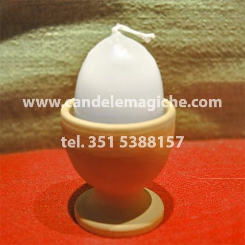 candela a forma di uovo di colore bianco