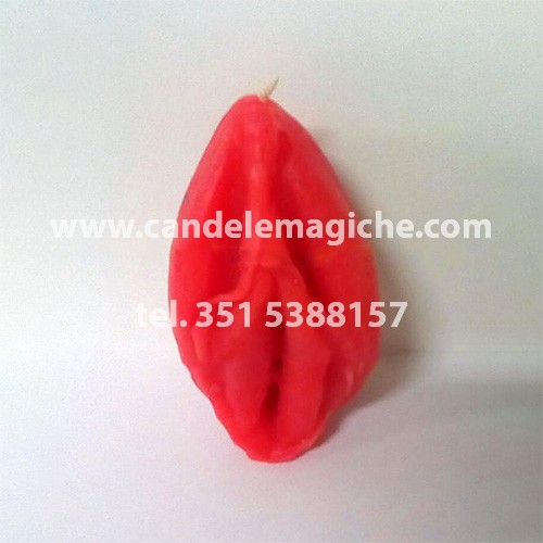 candela a forma di vulva in cera rossa