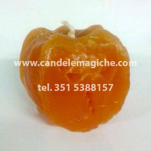 candela a forma di zucca per riti di halloween