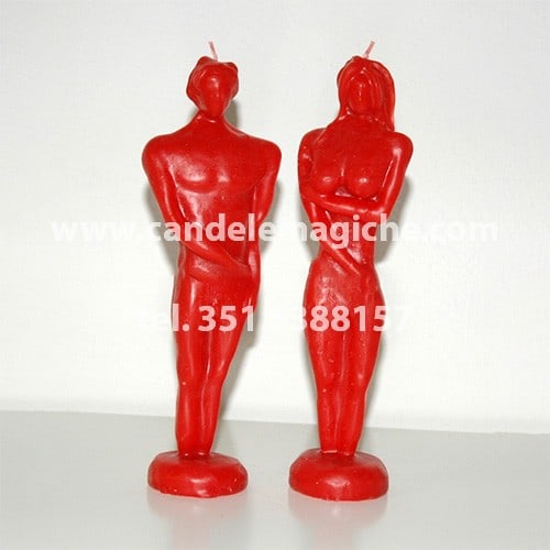 candela a forma di statuette lui e lei di colore rosso