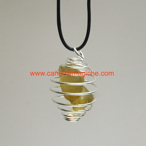 ciondolo con pietra ortoclasio dorato avvolta da gabbia a spirale