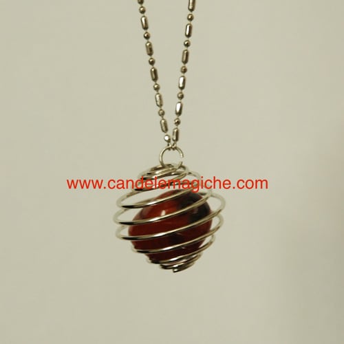 collana portafortuna con ciondolo a pietra diaspro rosso avvolto da gabbia a spirale
