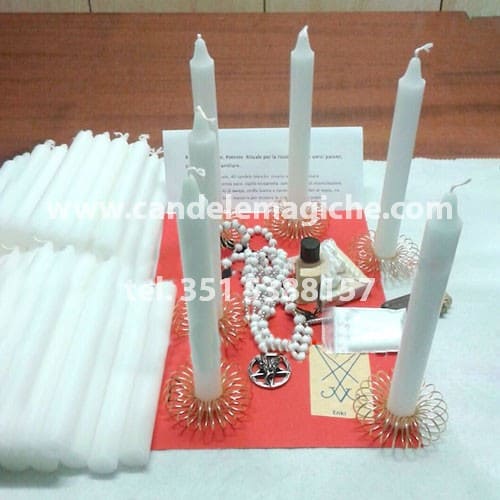 set di candele bianche e altri accessori per il rituale della corona luciferiana