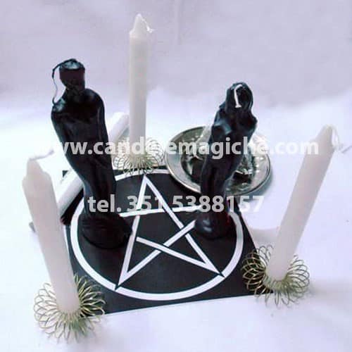 bamboline di cera e candele bianche per fattura d'odio e vendetta