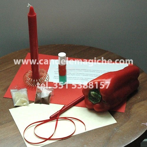 candela rossa e peperone per il rito dell'agnello mansueto