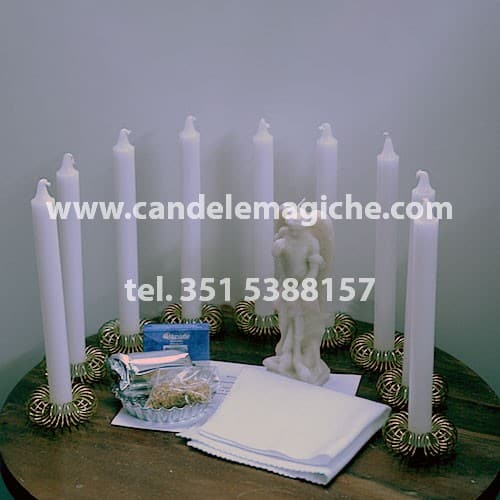set di candele bianche e accessori per il rito dell'arcangelo san michele