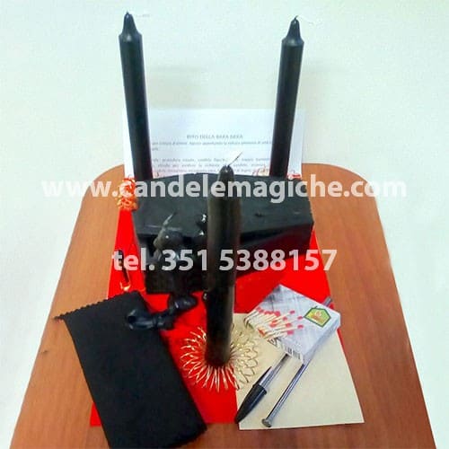 candela a forma di bara nera per svolgere il rito della bara per rotture amorose