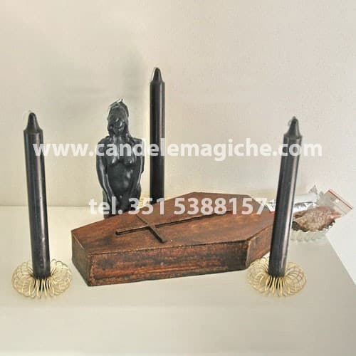 tre candele nere e bara di legno per il rito della bara