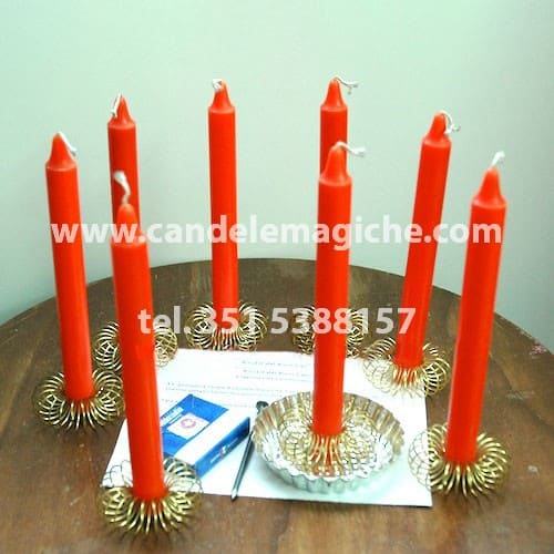 otto candele arancioni per svolgere il rito della buona sorte