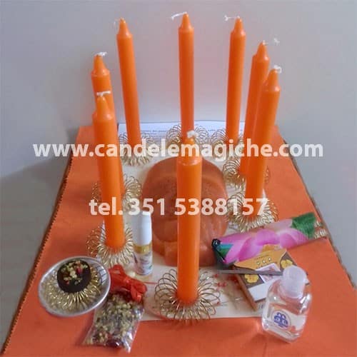 candele arancioni e candela figurata per il rito della candela del pensiero
