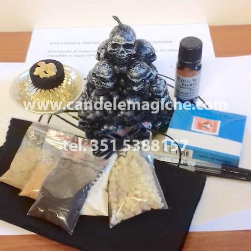 candela caveira a forma di teschio per rito