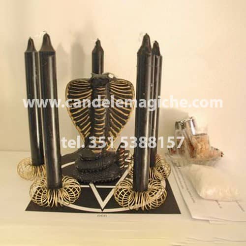 candele nere e candela figurata del cobra per rito di allontanamento