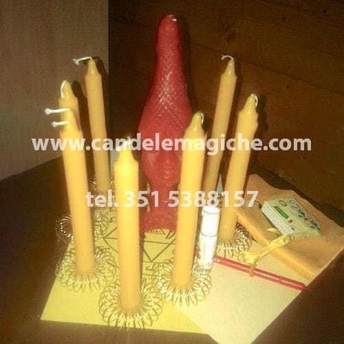 candele gialle e candela figurate della dea della fortuna