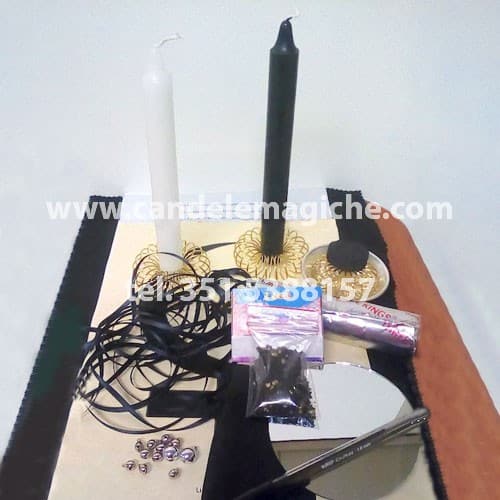 una candela bianca ed una candela nera per il rito della dea lilith