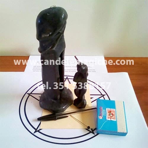 candela nera a forma di fallo per svolgere il rituale del fallo nero