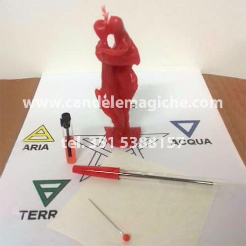 candela con statuine abbracciate