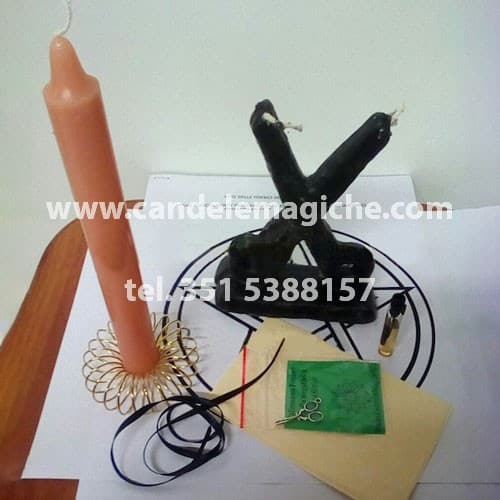 candela a forma di forbici nere per rituale