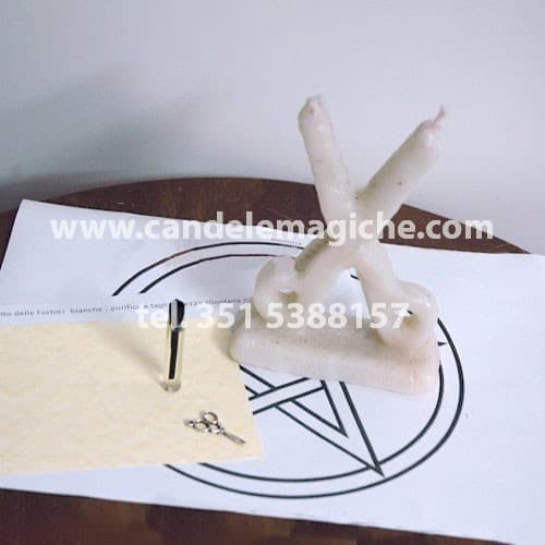 candela figurata a forma di forbici bianche