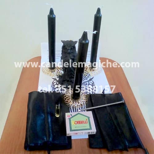 candele nere, candela a forma di gufo e altri accessori per svolgere il rito del gufo