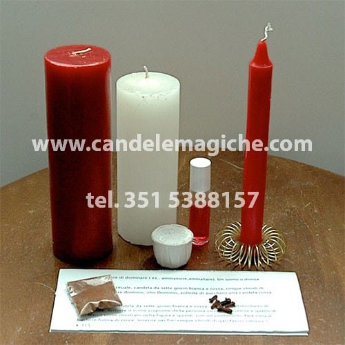 candela bianca e rossa e altro materiale per il rito del leone