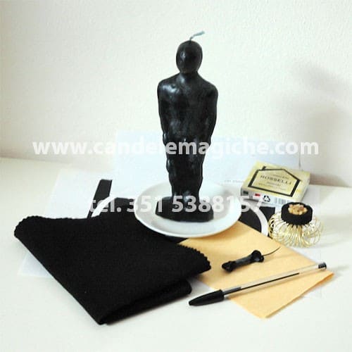 bambolina in cera nera per svolgere il rito di magia medioevale