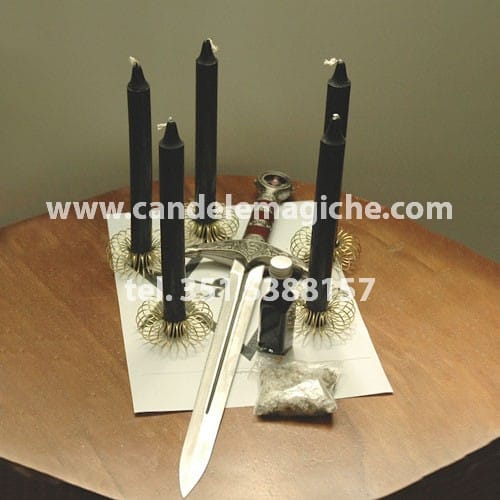 set di candele nere e una spada per effettuare la maledizione di crowley