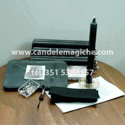 set di candele nere per svolgere il rito della mattonella nera