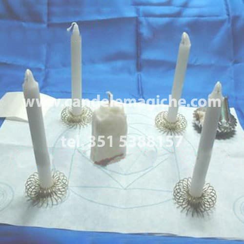 candele bianche e tovaglietta per il rito del muro bianco