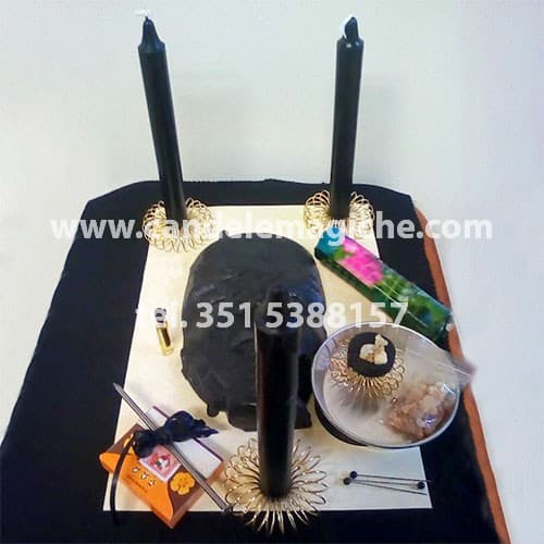 candela nera del pensiero e altro materiale necessario a svolgere il rituale del pensiero per distruzione