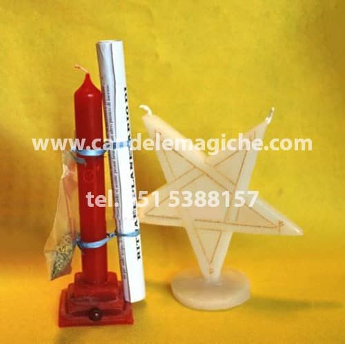 una candela rossa ad una candela a forma di stella per il rito planetario di marte