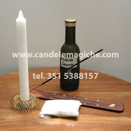 sale consacrato e acqua santa per il rito di purificazione di un negozio