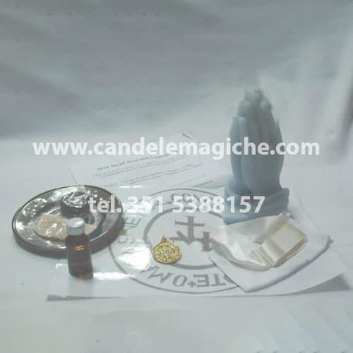 candela a forma di mani che pregano