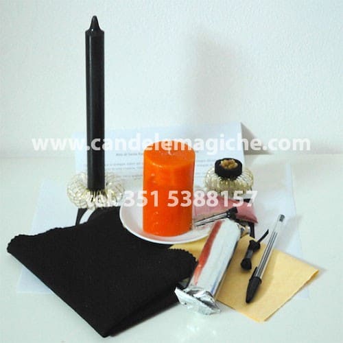 una candela nera e un cero arancione per il rito di santa radegonda