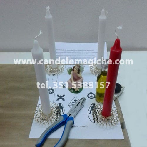 candele bianche e rosse per fare il rito dei templari