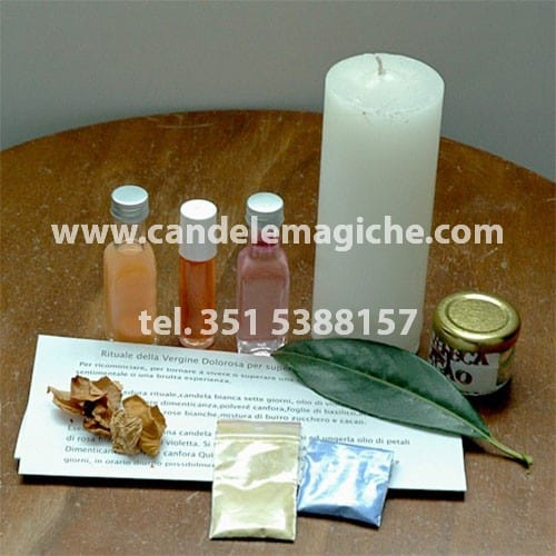 una candela bianca e altro materiale occorrente per svolgere il rito della vergine dolorosa