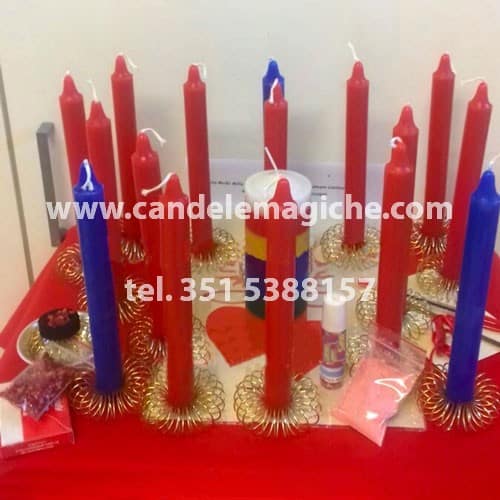 seti candele rosse e azzurre per rito voodoo della passione e del sentimento