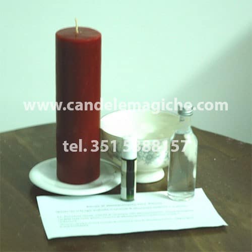 una candela rossa e acqua benedette per il rituale di sant'alessio