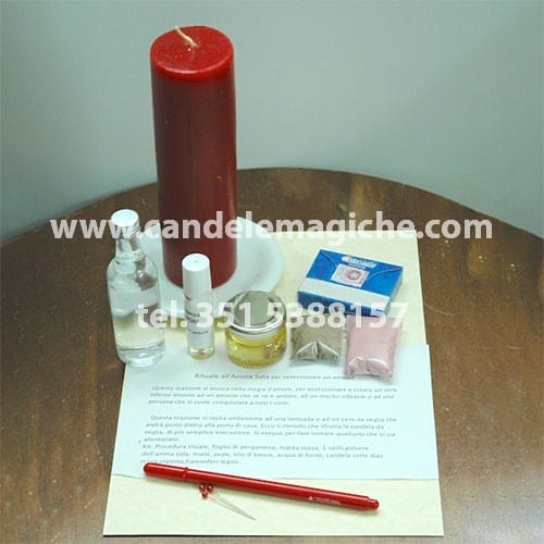 una candela rossa e altro materiale occorrente per il rituale all'anima sola