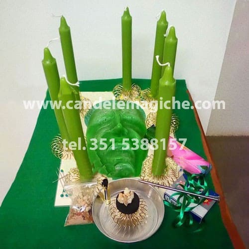 candele verdi e candela figurata del pensiero per rituale