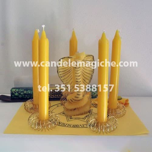 candele gialle e candela figurata del cobra giallo